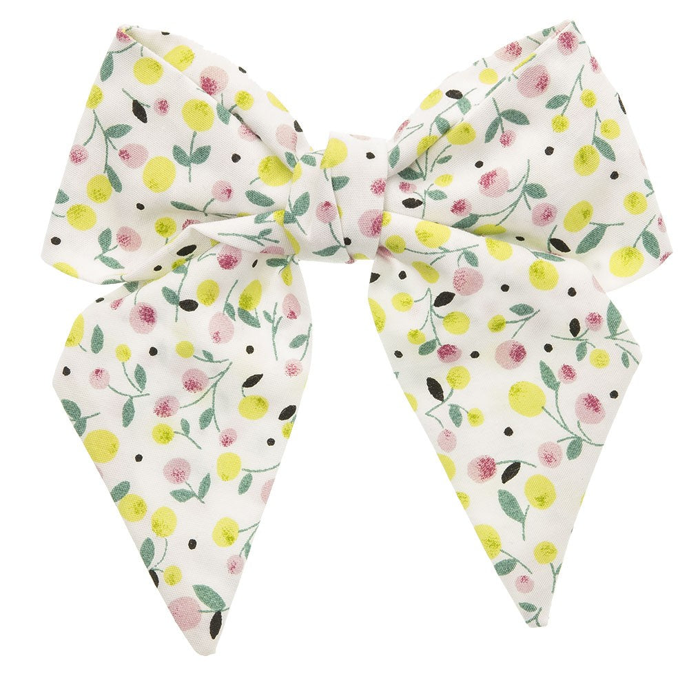 Beautiful hair bow in a delicate pastel pink floral pattern, a unique handmade piece! Approximately 12 x 10 cm long and secured to 5.5 cm snap hair clip. This bow adds a perfect touch to any outfit!