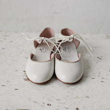 The sweetest and most beautiful leather Mary Jane shoes is a dreamy Ecru colour with tan leather details. Perfect shoe for special occasions ( wedding -flower girls, parties, special events) or why not for everyday wear! They will stand out! Girl shoes. Made in Spain. Wholesale.