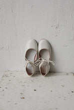 The sweetest and most beautiful leather Mary Jane shoes is a dreamy Ecru colour with tan leather details. Perfect shoe for special occasions ( wedding -flower girls, parties, special events) or why not for everyday wear! They will stand out! Girl shoes. Made in Spain. Wholesale.