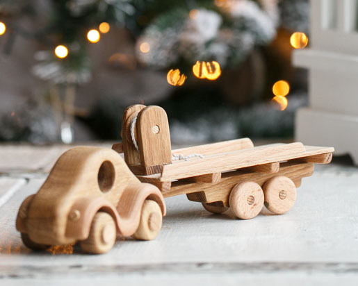 Wonderful set consisting of a beautifully detailed car with a tow trailer. You can use it as it is and add to the trailer whatever toy you want. Add our small boat or our Tug boat as they fit neatly on the back of the transporter.