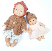 This cosy, textured doll bonnet is hand knitted in Europe, specially designed for the 38 cm dolls, but can fit dolls around 34 - 40 cm (13 - 15 inch) Miniland, Minikane, Paola Reina Gordis etc, has beautiful pixie shape with lovely popcorn details, just adorable!