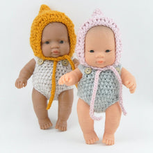 This cosy, textured pixie bonnet is hand knitted in Europe, specially designed for the 21 cm dolls, but can fit dolls around 21 - 30cm ( 8 - 11 inch) Baby Miniland or similar.