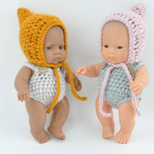 This cosy, textured pixie bonnet is hand knitted in Europe, specially designed for the 21 cm dolls, but can fit dolls around 21 - 30cm ( 8 - 11 inch) Baby Miniland or similar.