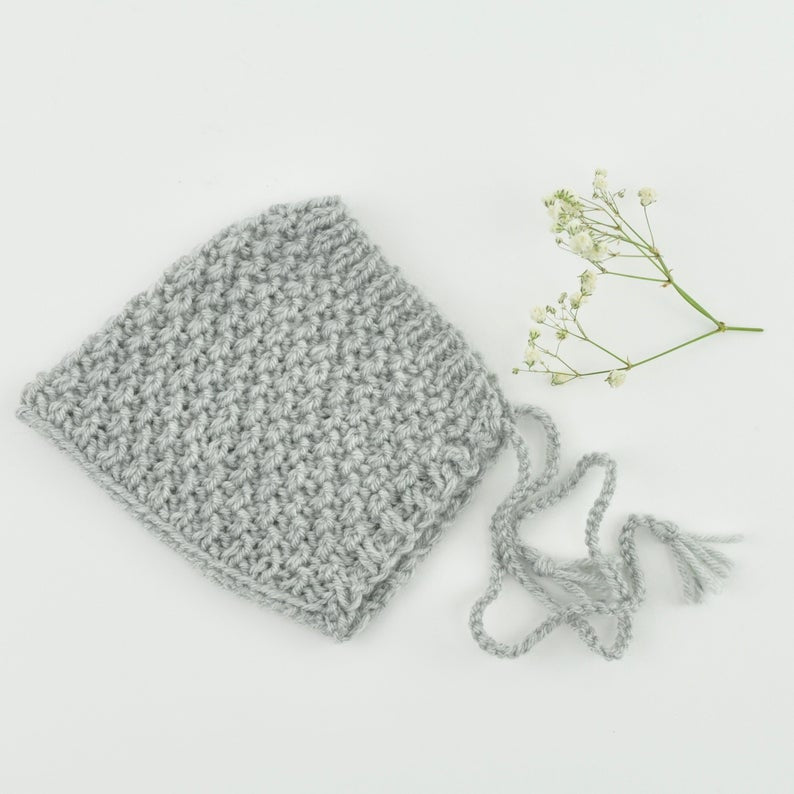 This cosy, textured pixie bonnet is hand knitted in Europe, specially designed for the 21 cm dolls, but can fit dolls around 21 - 30cm ( 8 - 11 inch) Baby Miniland or similar.