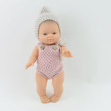 This cosy, textured knitted romper is hand knitted in Europe, specially designed for the 38 cm dolls, but can fit dolls around 34 - 40cm (13 - 15 inch) Miniland, Minikane, Paola Reina Gordis etc.