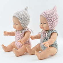 This cosy, textured knitted romper is hand knitted in Europe, specially designed for the 38 cm dolls, but can fit dolls around 34 - 40cm (13 - 15 inch) Miniland, Minikane, Paola Reina Gordis etc.