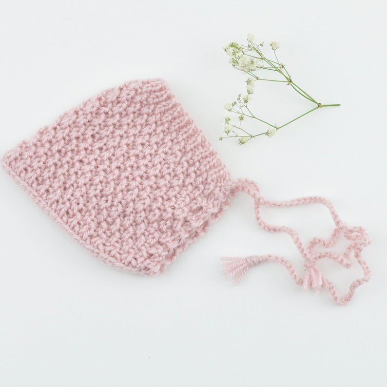 This cosy, textured pixie bonnet is hand knitted in Europe, specially designed for the 38 cm dolls, but can fit dolls around 34 - 40cm (13 - 15 inch) Miniland, Minikane, Paola Reina Gordis etc.
