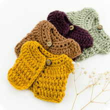 This cosy, textured doll vest is hand knitted in Europe, specially designed for the 21 cm dolls, but can fit dolls around 21 - 32 cm (8 - 12 inch) Miniland, Minikane, Paola Reina Gordis etc, has beautiful details and presents a wooden button at the front to facilitate dressing the doll, just adorable!