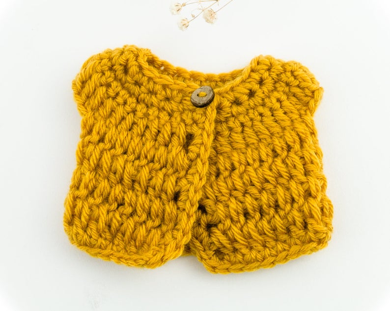 This cosy, textured doll vest is hand knitted in Europe, specially designed for the 21 cm dolls, but can fit dolls around 21 - 32 cm (8 - 12 inch) Miniland, Minikane, Paola Reina Gordis etc, has beautiful details and presents a wooden button at the front to facilitate dressing the doll, just adorable!