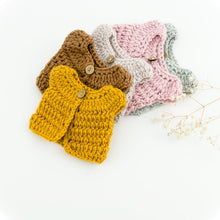 This cosy, textured doll vest is hand knitted in Europe, specially designed for the 38 cm dolls, but can fit dolls around 34 - 40 cm (13 - 15 inch) Miniland, Minikane, Paola Reina Gordis etc, has beautiful details and presents a wooden button at the front to facilitate dressing the doll, just adorable!
