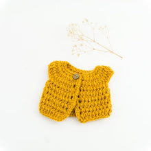 This cosy, textured doll vest is hand knitted in Europe, specially designed for the 38 cm dolls, but can fit dolls around 34 - 40 cm (13 - 15 inch) Miniland, Minikane, Paola Reina Gordis etc, has beautiful details and presents a wooden button at the front to facilitate dressing the doll, just adorable!