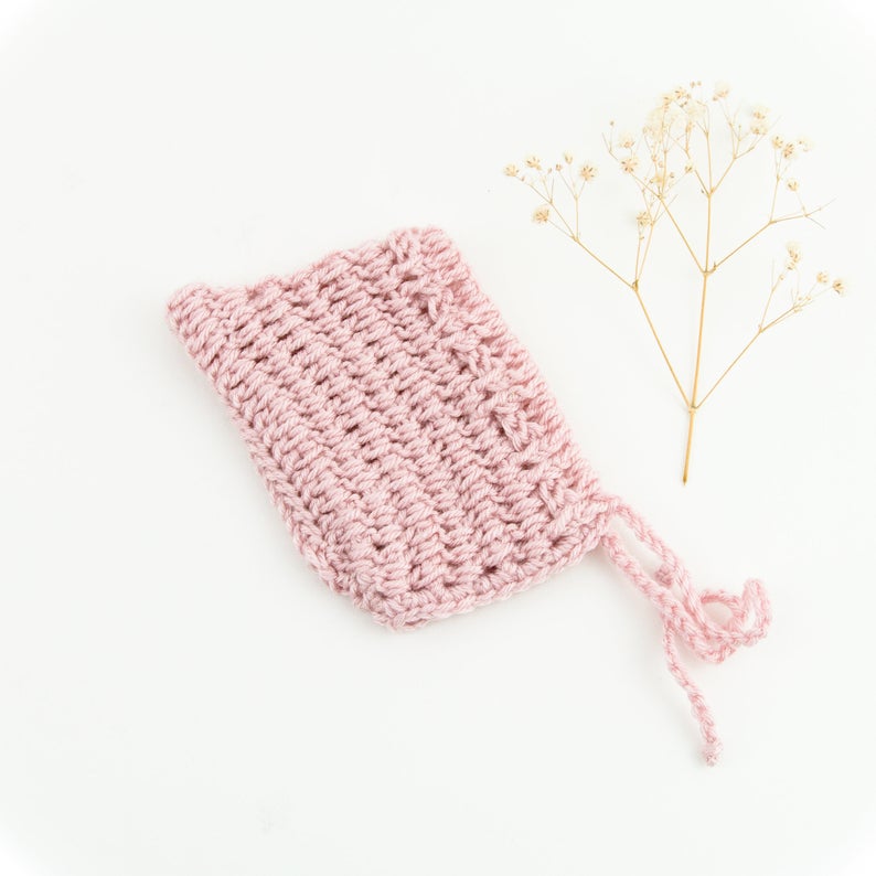 This cosy, textured pixie bonnet is hand knitted in Europe, specially designed for the 38 cm dolls, but can fit dolls around 34 - 40cm (13 - 15 inch) Miniland, Minikane, Paola Reina Gordis etc.
