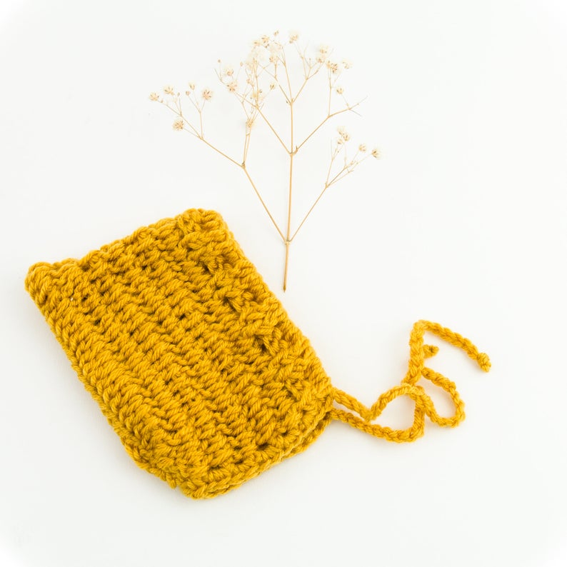 This cosy, textured pixie bonnet is hand knitted in Europe, specially designed for the 38 cm dolls, but can fit dolls around 34 - 40cm (13 - 15 inch) Miniland, Minikane, Paola Reina Gordis etc.