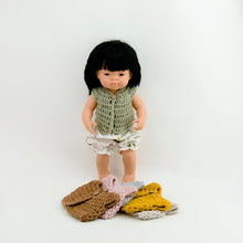 This cosy, textured doll vest is hand knitted in Europe, specially designed for the 38 cm dolls, but can fit dolls around 34 - 40 cm (13 - 15 inch) Miniland, Minikane, Paola Reina Gordis etc, has beautiful details and presents a wooden button at the front to facilitate dressing the doll, just adorable!