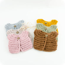 This cosy, textured doll vest is hand knitted in Europe, specially designed for the 38 cm dolls, but can fit dolls around 34 - 40 cm (13 - 15 inch) Miniland, Minikane, Paola Reina Gordis etc, has beautiful details and presents a wooden button at the front to facilitate dressing the doll, just adorable!