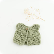 This cosy, textured doll vest is hand knitted in Europe, specially designed for the 38 cm dolls, but can fit dolls around 34 - 40 cm (13 - 15 inch) Miniland, Minikane, Paola Reina Gordis etc, has beautiful details and presents a wooden button at the front to facilitate dressing the doll, just adorable!