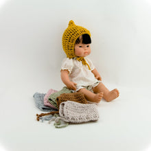 This cosy, textured pixie bonnet is hand knitted in Europe, specially designed for the 38 cm dolls, but can fit dolls around 34 - 40cm (13 - 15 inch) Miniland, Minikane, Paola Reina Gordis etc.