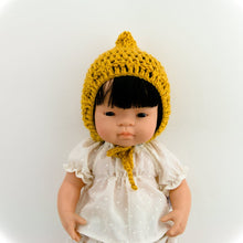 This cosy, textured pixie bonnet is hand knitted in Europe, specially designed for the 38 cm dolls, but can fit dolls around 34 - 40cm (13 - 15 inch) Miniland, Minikane, Paola Reina Gordis etc.