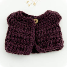 This cosy, textured doll vest is hand knitted in Europe, specially designed for the 21 cm dolls, but can fit dolls around 21 - 32 cm (8 - 12 inch) Miniland, Minikane, Paola Reina Gordis etc, has beautiful details and presents a wooden button at the front to facilitate dressing the doll, just adorable!