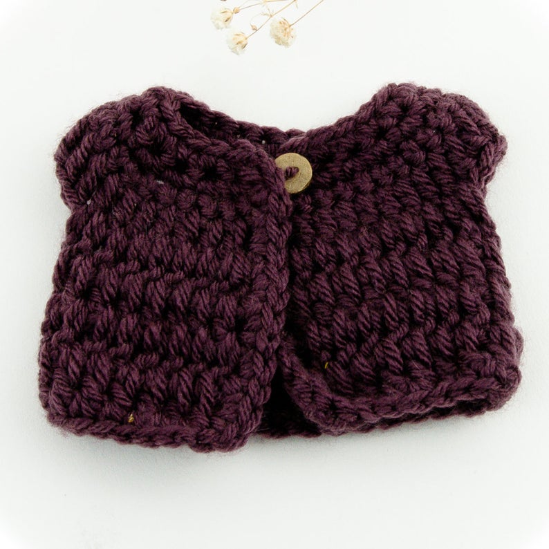 This cosy, textured doll vest is hand knitted in Europe, specially designed for the 21 cm dolls, but can fit dolls around 21 - 32 cm (8 - 12 inch) Miniland, Minikane, Paola Reina Gordis etc, has beautiful details and presents a wooden button at the front to facilitate dressing the doll, just adorable!