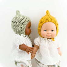 This cosy, textured pixie bonnet is hand knitted in Europe, specially designed for the 38 cm dolls, but can fit dolls around 34 - 40cm (13 - 15 inch) Miniland, Minikane, Paola Reina Gordis etc.