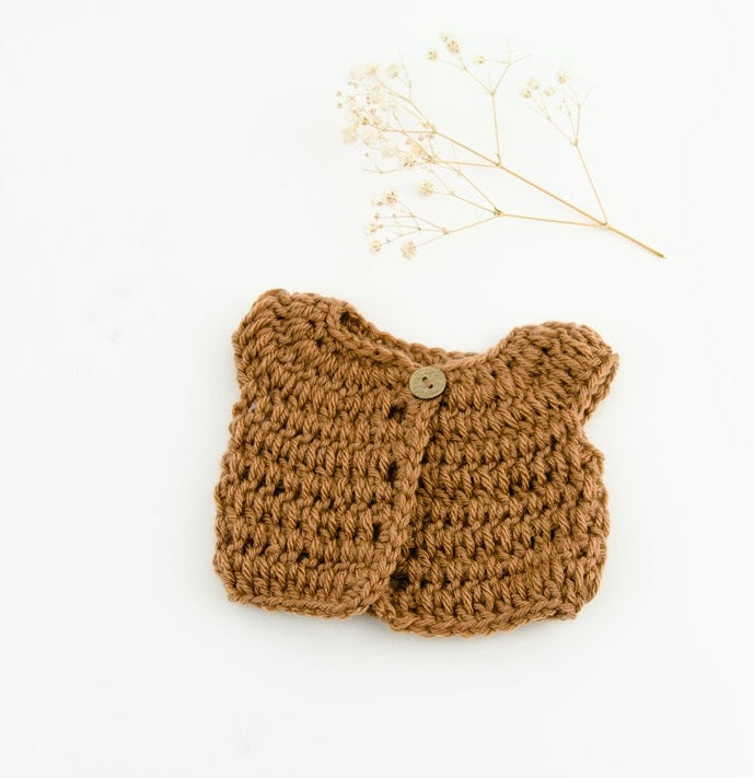 This cosy, textured doll vest is hand knitted in Europe, specially designed for the 38 cm dolls, but can fit dolls around 34 - 40 cm (13 - 15 inch) Miniland, Minikane, Paola Reina Gordis etc, has beautiful details and presents a wooden button at the front to facilitate dressing the doll, just adorable!