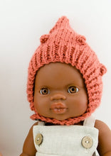 This cosy, textured doll bonnet is hand knitted in Europe, specially designed for the 38 cm dolls, but can fit dolls around 34 - 40 cm (13 - 15 inch) Miniland, Minikane, Paola Reina Gordis etc, has beautiful pixie shape with lovely popcorn details, just adorable!