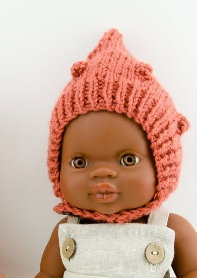 This cosy, textured doll bonnet is hand knitted in Europe, specially designed for the 38 cm dolls, but can fit dolls around 34 - 40 cm (13 - 15 inch) Miniland, Minikane, Paola Reina Gordis etc, has beautiful pixie shape with lovely popcorn details, just adorable!