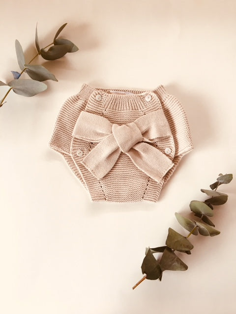 Adorable baby bloomers with a big bow, knitted in beige colour with 100% of the softest cotton.