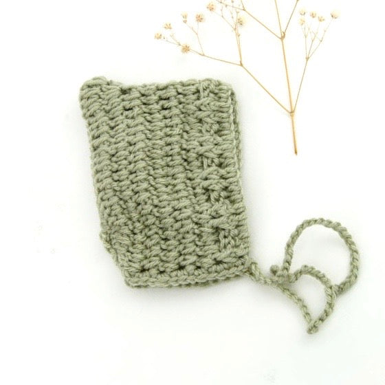 This cosy, textured pixie bonnet is hand knitted in Europe, specially designed for the 38 cm dolls, but can fit dolls around 34 - 40cm (13 - 15 inch) Miniland, Minikane, Paola Reina Gordis etc.