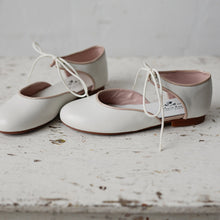 The sweetest and most beautiful leather Mary Jane shoes is a dreamy Ecru colour with tan leather details. Perfect shoe for special occasions ( wedding -flower girls, parties, special events) or why not for everyday wear! They will stand out! Girl shoes. Made in Spain. Wholesale.