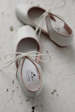 The sweetest and most beautiful leather Mary Jane shoes is a dreamy Ecru colour with tan leather details. Perfect shoe for special occasions ( wedding -flower girls, parties, special events) or why not for everyday wear! They will stand out! Girl shoes. Made in Spain. Wholesale.