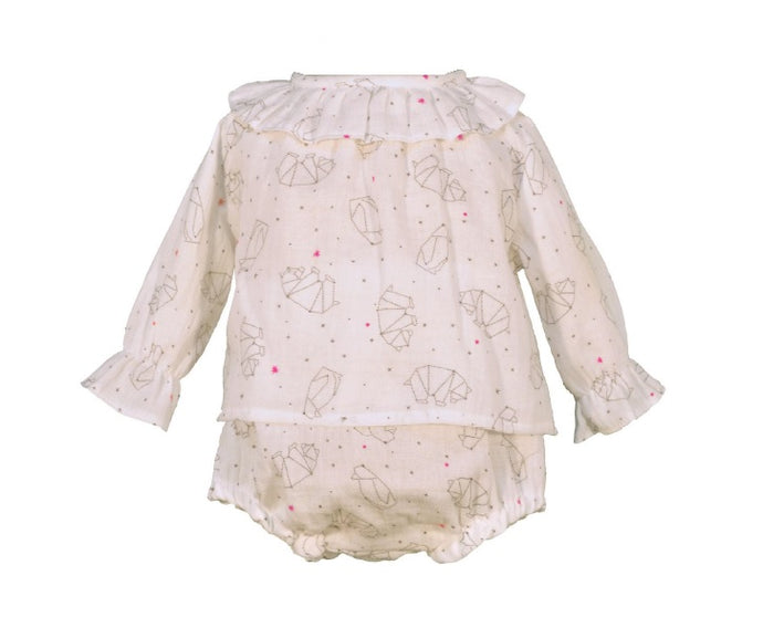 This little set includes an adorable blouse and matching bloomers made with the most amazing 100% cotton fabric. 