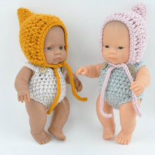 This cosy, textured pixie bonnet is hand knitted in Europe, specially designed for the 21 cm dolls, but can fit dolls around 21 - 30cm ( 8 - 11 inch) Baby Miniland or similar. 