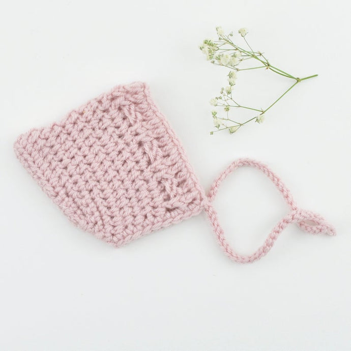 This cosy, textured pixie bonnet is hand knitted in Europe, specially designed for the 21 cm dolls, but can fit dolls around 21 - 30cm ( 8 - 11 inch) Baby Miniland or similar