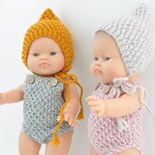 This cosy, textured knitted romper is hand knitted in Europe, specially designed for the 38 cm dolls, but can fit dolls around 34 - 40cm (13 - 15 inch) Miniland, Minikane, Paola Reina Gordis etc.