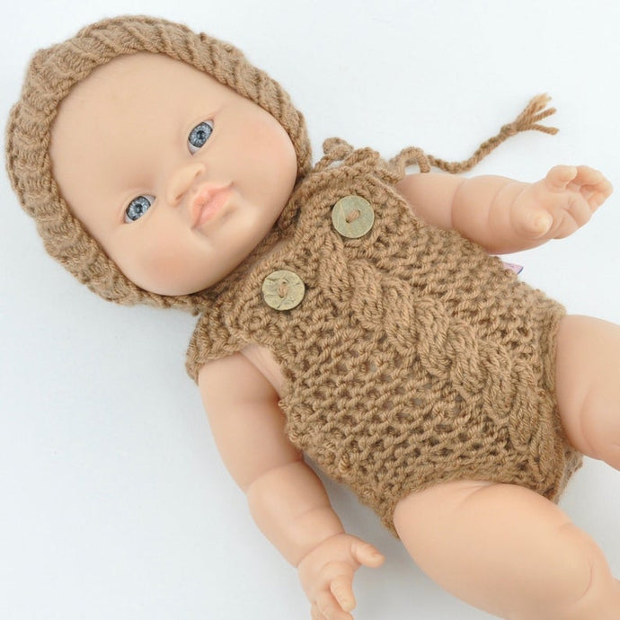 This cosy, textured doll romper is hand knitted in Europe, specially designed for the 38 cm dolls, but can fit dolls around 34 - 40 cm (13 - 15 inch) Miniland, Minikane, Paola Reina Gordis etc, has beautiful details with a middle line cable knit