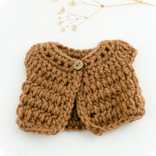 This cosy, textured doll vest is hand knitted in Europe, specially designed for the 21 cm dolls, but can fit dolls around 21 - 32 cm (8 - 12 inch) Miniland, Minikane, Paola Reina Gordis etc, has beautiful details and presents a wooden button at the front to facilitate dressing the doll, just adorable!