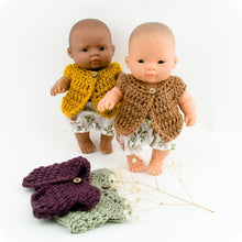 This cosy, textured doll vest is hand knitted in Europe, specially designed for the 21 cm dolls, but can fit dolls around 21 - 32 cm (8 - 12 inch) Miniland, Minikane, Paola Reina Gordis etc, has beautiful details and presents a wooden button at the front to facilitate dressing the doll, just adorable!4