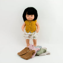 This cosy, textured doll vest is hand knitted in Europe, specially designed for the 38 cm dolls, but can fit dolls around 34 - 40 cm (13 - 15 inch) Miniland, Minikane, Paola Reina Gordis etc, has beautiful details and presents a wooden button at the front to facilitate dressing the doll, just adorable!