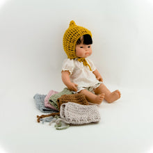 This cosy, textured pixie bonnet is hand knitted in Europe, specially designed for the 38 cm dolls, but can fit dolls around 34 - 40cm (13 - 15 inch) Miniland, Minikane, Paola Reina Gordis etc. 