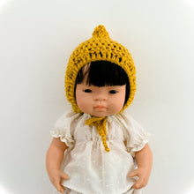This cosy, textured pixie bonnet is hand knitted in Europe, specially designed for the 38 cm dolls, but can fit dolls around 34 - 40cm (13 - 15 inch) Miniland, Minikane, Paola Reina Gordis etc. 