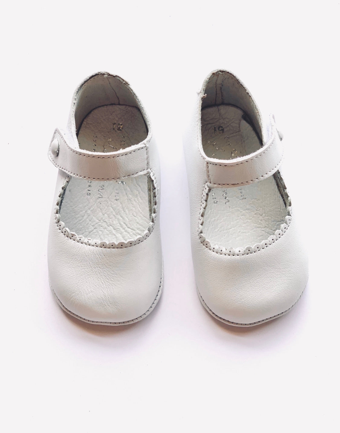 Pearl leather shoes for baby and toddler girls, made in a traditional, 'mary jane' style. They have a bar strap and pretty scalloped edge. Ideal for any day occasion, parties, baptism etc.