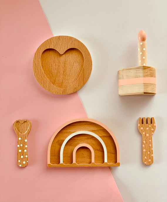 This wooden doll accessories set has an incredible delicacy and softness that we adore! Enhance their play time with our beautiful handcrafted in natural wood dolls Accessories Set.