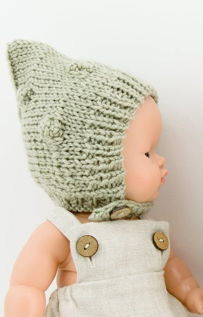 This cosy, textured doll bonnet is hand knitted in Europe, specially designed for the 38 cm dolls, but can fit dolls around 34 - 40 cm (13 - 15 inch) Miniland, Minikane, Paola Reina Gordis etc, has beautiful pixie shape with lovely popcorn details, just adorable!