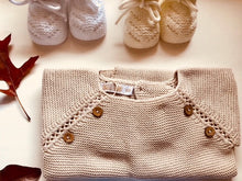 Sweet knitted jumper with wooden buttons in a beautiful beige colour. 