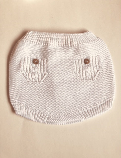 Adorable unisex baby bloomers with cable detail and two tiny pockets at front finished off with wooden buttons.