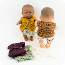 This cosy, textured doll vest is hand knitted in Europe, specially designed for the 21 cm dolls, but can fit dolls around 21 - 32 cm (8 - 12 inch) Miniland, Minikane, Paola Reina Gordis etc, has beautiful details and presents a wooden button at the front to facilitate dressing the doll, just adorable!